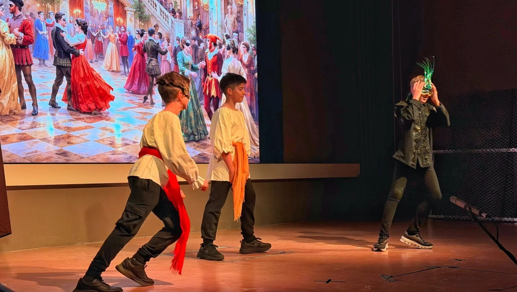 2_Teatro_in_lingua_Scuola_Media_Don_Bosco_Borgomanero_1